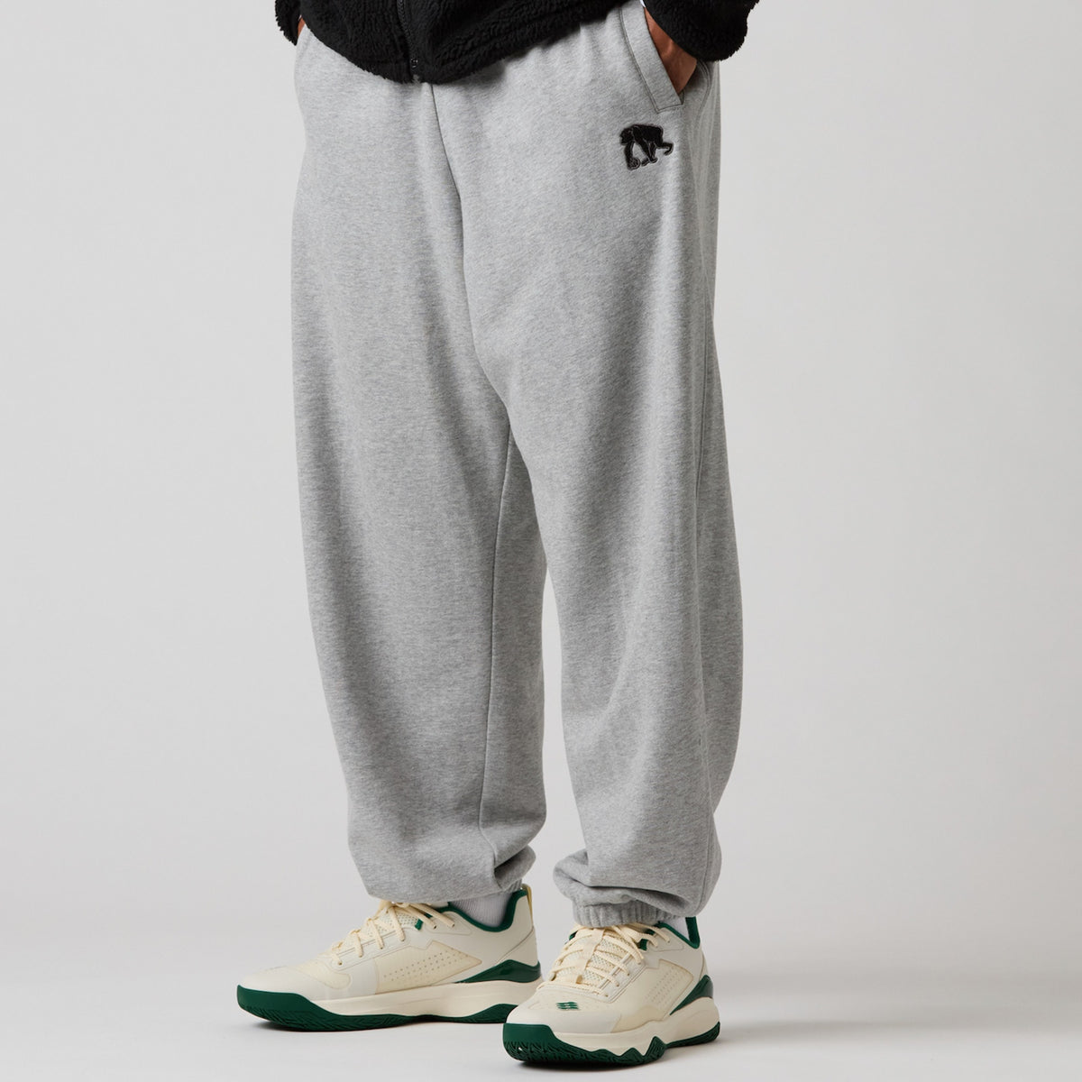 Chenille patch wide sweat pants [100% cotton]