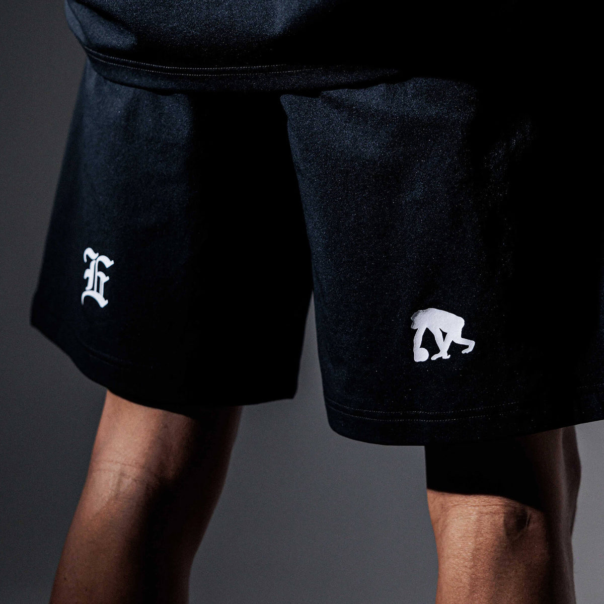 [Length on the knee] Side logo cut -off shorts (EZBH)