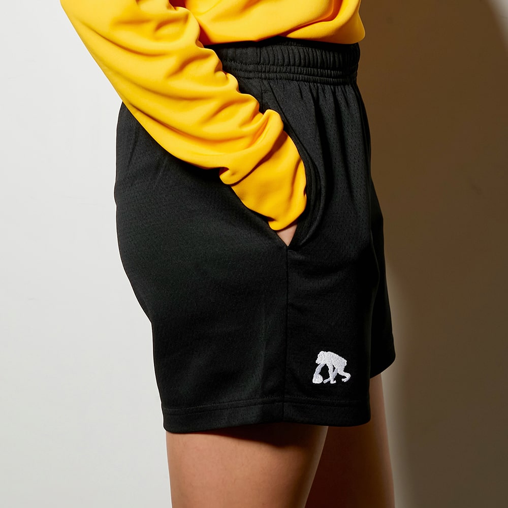 [Length on the knee] Cut -off solid mesh shorts